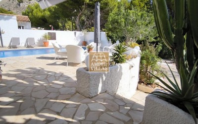 Lovely, cosy villa with a beautiful garden.